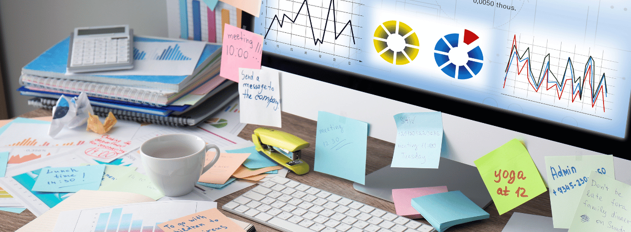 Zabałaganione biurko z dokumentami i akcesoriami – kreatywność czy chaos w pracy?