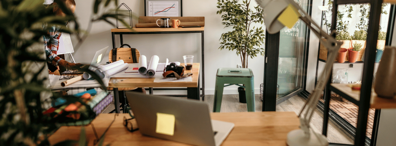 Wyposażenie nowoczesnego biura – niezbędne akcesoria i sprzęty na start